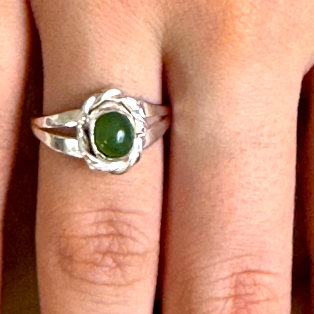 Elegant 925 silver natural green stone ring